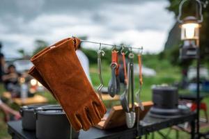 cuero guantes y cocina utensilios para cámping foto