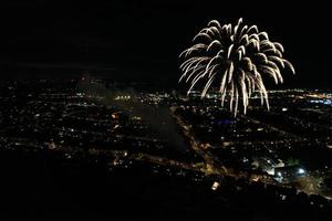 vista aérea nocturna de la ciudad británica iluminada. imágenes de drones de la ciudad de luton en inglaterra por la noche foto