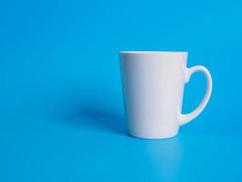 photo above Of white coffee cups with hot black coffee without sugar, it is popular to drink in the morning to help them stay awake and refreshed, and ready to work. Placed on a white background