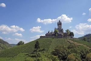 el castillo reichsburg cochem en la cima de una colina en la ciudad de cochem, alemania foto