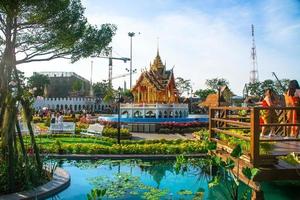 Bangkok, Tailandia - 24 de diciembre de 2018 - personas con trajes antiguos tailandeses en la feria de invierno aun ai rak khlai khwam nao en la plaza real, llamada plaza del palacio dusit o plaza de la estatua ecuestre foto