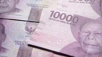 Hand zählen 10000 und 50000 Rupiah Geld. Rupiah ist die offizielle Zahlungswährung in Indonesien. video