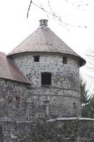 uno de el defensivo torres de sukosd Bethlen castillo en racos capturado desde un cerca ángulo foto