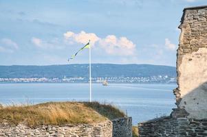 castillo de visingsborg en suecia en la isla de visingsoe en el lago vaetterm. ruina foto