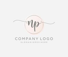 logotipo femenino inicial np. utilizable para logotipos de naturaleza, salón, spa, cosmética y belleza. elemento de plantilla de diseño de logotipo de vector plano.