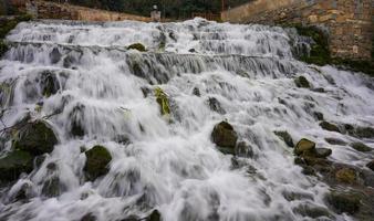 paisaje de río de larga exposición durante el otoño foto