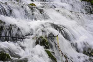 paisaje de río de larga exposición durante el otoño foto