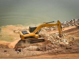 retroexcavadora cargador cavador trabajando en construcción sitio orilla foto