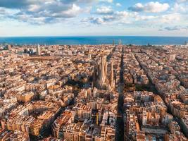 aéreo ver de Barcelona ciudad horizonte y sagrada familia catedral a puesta de sol. foto