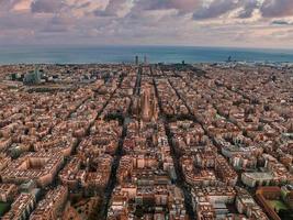 aéreo ver de Barcelona ciudad horizonte y sagrada familia catedral a puesta de sol. foto