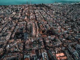 aéreo ver de Barcelona ciudad horizonte y sagrada familia catedral a puesta de sol. foto