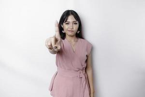 hermosa asiático mujer vistiendo rosado blusa con mano gesto actitud rechazo o prohibición con Copiar espacio foto