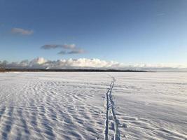 esquí pista yendo a el horizonte, Nevado invierno paisaje foto