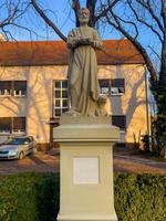 nitra, Eslovaquia -01.29.2023 estatua de el apóstol luke en el histórico centrar de el ciudad. foto