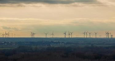 viento granja o viento granja a puesta de sol en nublado clima en Austria en Europa, permite usted a obtener limpiar energía. es sostenible, renovable energía para el ambiente foto