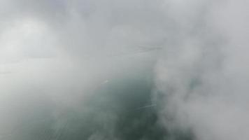 aéreo mosca sobre manhã baixo nuvem em direção a a barco video