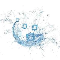 Cubos de hielo 3d con agua salpicada de agua azul clara y transparente esparcidos alrededor aislados en fondo blanco. ilustración de procesamiento 3d foto