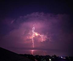 foto de un destello de relámpago desde detrás un nube