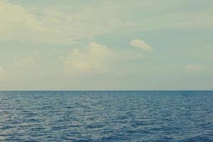 mar y azul cielo con Clásico efecto foto