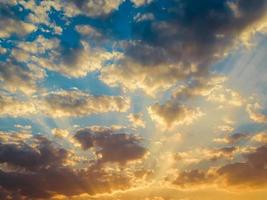 hermoso cielo al atardecer y al amanecer con nubes foto