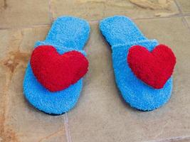azul Zapatos en casa con rojo corazón en piso a hogar foto