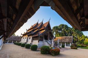 Wat ton kain, antiguo templo de madera en chiang mai, tailandia. foto