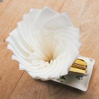 pañuelo de papel papel en madera mesa en café tienda foto