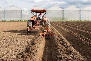 tractor preparación suelo trabajando en campo agricultura. foto