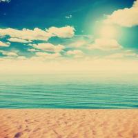 Clásico playa y arena con blanco nubes azul cielo foto