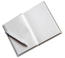 abierto un blanco blanco cuaderno y bolígrafo en blanco antecedentes con recorte camino. foto