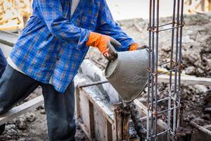 trabajador mezclando mortero de cemento yeso para la construcción foto