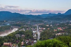 mirador y paisaje en luang prabang, laos. foto