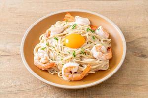 salsa de crema blanca de espagueti con gambas y yema de huevo foto