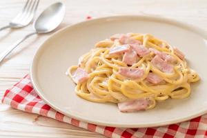 spaghetti white cream sauce with ham photo