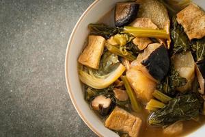 Guiso de verduras chino con tofu o sopa mezcla de verduras foto