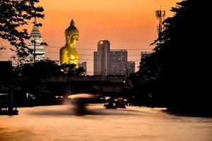 paisaje de gran buda en la ciudad gran estatua de buda en bangkok wat pak nam phasi charoen tailandia foto