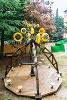 11 diciembre, 2020. saburtalo, Tiflis. Georgia. grande juguete telescopio en un parque. educación y pedagogía de niños concepto. foto