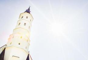 el catedral de santos pedro y Pablo, sialiai, Lituania con rayos de sol en soleado día. foto
