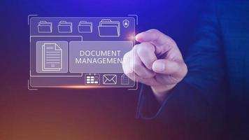 sistema de gestión de documentos dms que se está configurando consultor que trabaja en una computadora portátil en la oficina, software para archivar, buscar y administrar información de archivos corporativos foto