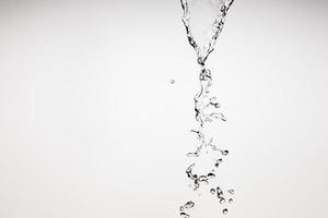 que cae agua en un blanco antecedentes foto