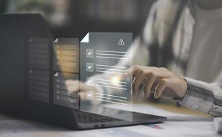 empresario comprobación el pasos mediante un virtual en línea documento con un lista de casillas de verificación conceptos de practicas y políticas, empresa artículos de asociación condiciones y condiciones, hallazgo errores foto