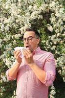 estornudos hombre durante estacional alergias foto