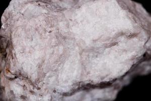 piedra mineral macro albit sobre fondo negro foto