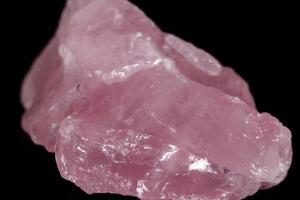 macro mineral Roca rosado cuarzo en negro antecedentes foto