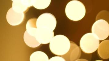 Kerstmis abstract gouden bruin onscherp vervagen bokeh licht achtergrond, 4k video achtergrond