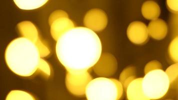 Noël abstrait d'or marron défocalisé brouiller bokeh lumière arrière-plan, 4k vidéo Contexte video