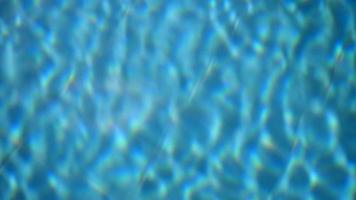 pur brillant et calmant lumière bleu l'eau impressionnant Contexte de ondulation, flambée en haut et vers le bas dans nager bassin en plein air dans été video