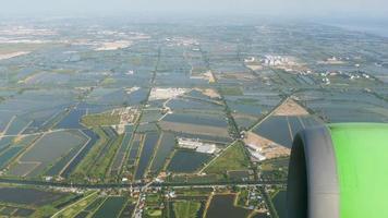 parte superior vista, campos y agua canales, tierras de cultivo y agricultura video