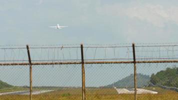 avión de línea tomó apagado a phuket aeropuerto, posterior vista. aeródromo pista, ver mediante el cerca video