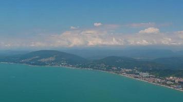 aereo Visualizza di il mare e montagne. volare alto, salita. Visualizza a partire dal il oblò. viaggio concetto. video